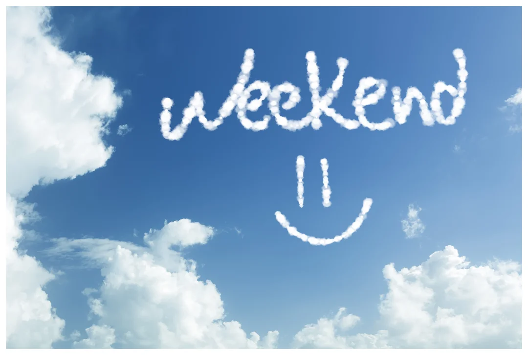 Dans un ciel bleu parsemé de cumulus, le mot 'weekend' et un visage souriant sont formés par de petits nuages blancs et cotonneux.