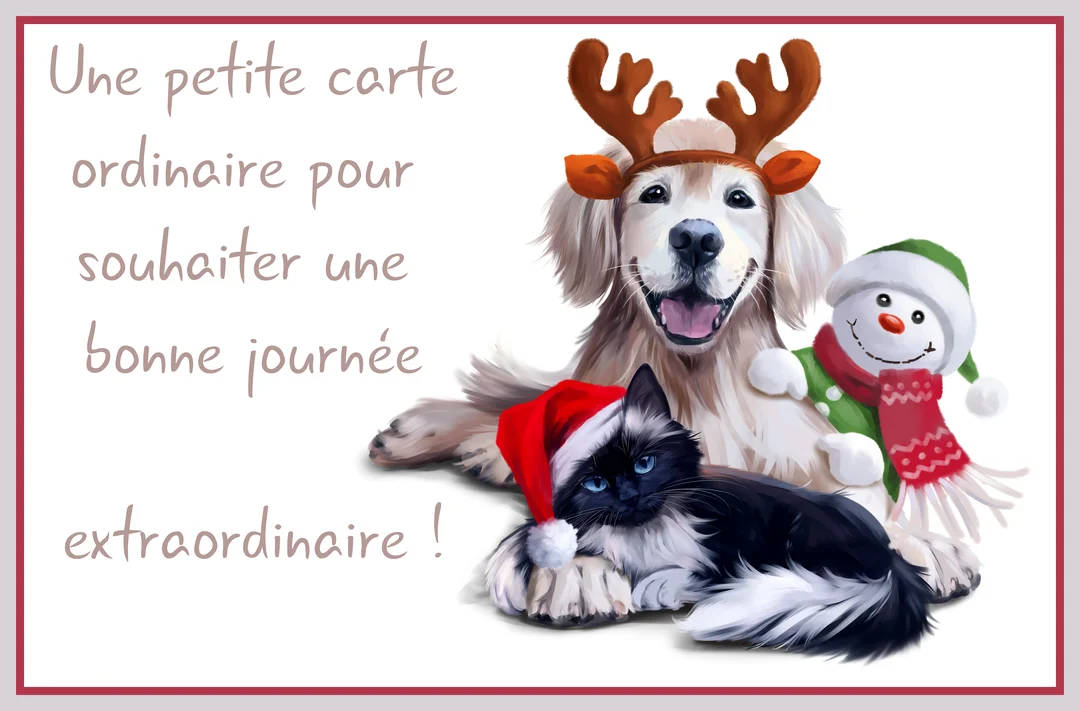 Un chien souriant avec des bois de renne est allongé à côté d'un chat portant un bonnet de Noël et d'un petit bonhomme de neige.