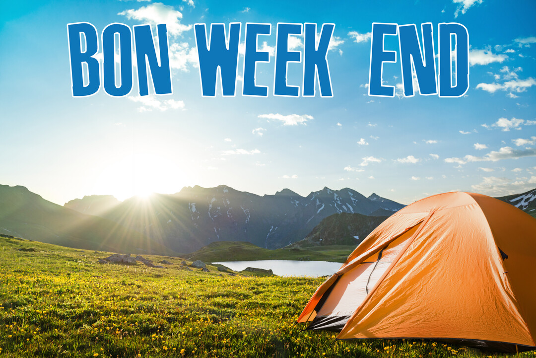 Paysage de montagne au lever du soleil avec une tente orange au premier plan, un lac et le texte 'Bon week-end' dans le ciel.