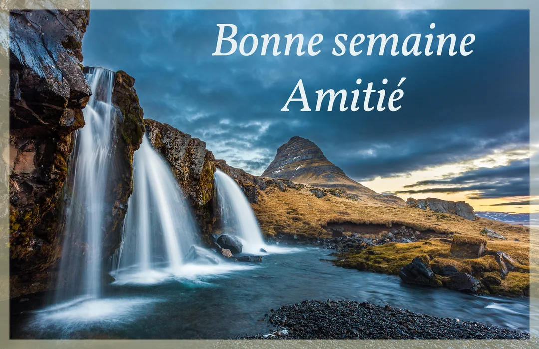 Une cascade majestueuse s'écoule de falaises rocheuses, avec en arrière-plan une montagne pointue sous un ciel orageux et le texte 'Bonne semaine Amitié'.