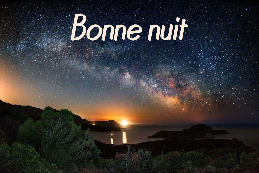 Un paysage nocturne côtier sous un ciel vibrant d'étoiles et la Voie Lactée, avec le reflet d'un astre sur la mer.