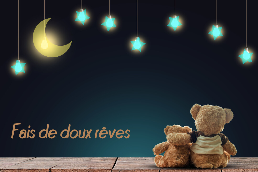 Deux oursons en peluche sont assis côte à côte sur une surface en bois, regardant un ciel nocturne orné d'une lune et d'étoiles lumineuses.
