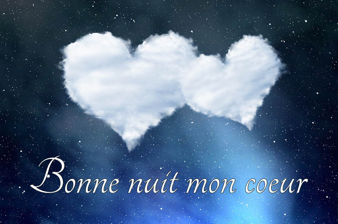 Deux nuages blancs en forme de cœur se superposent sur un fond de ciel nocturne bleu foncé parsemé de nombreuses petites étoiles scintillantes.