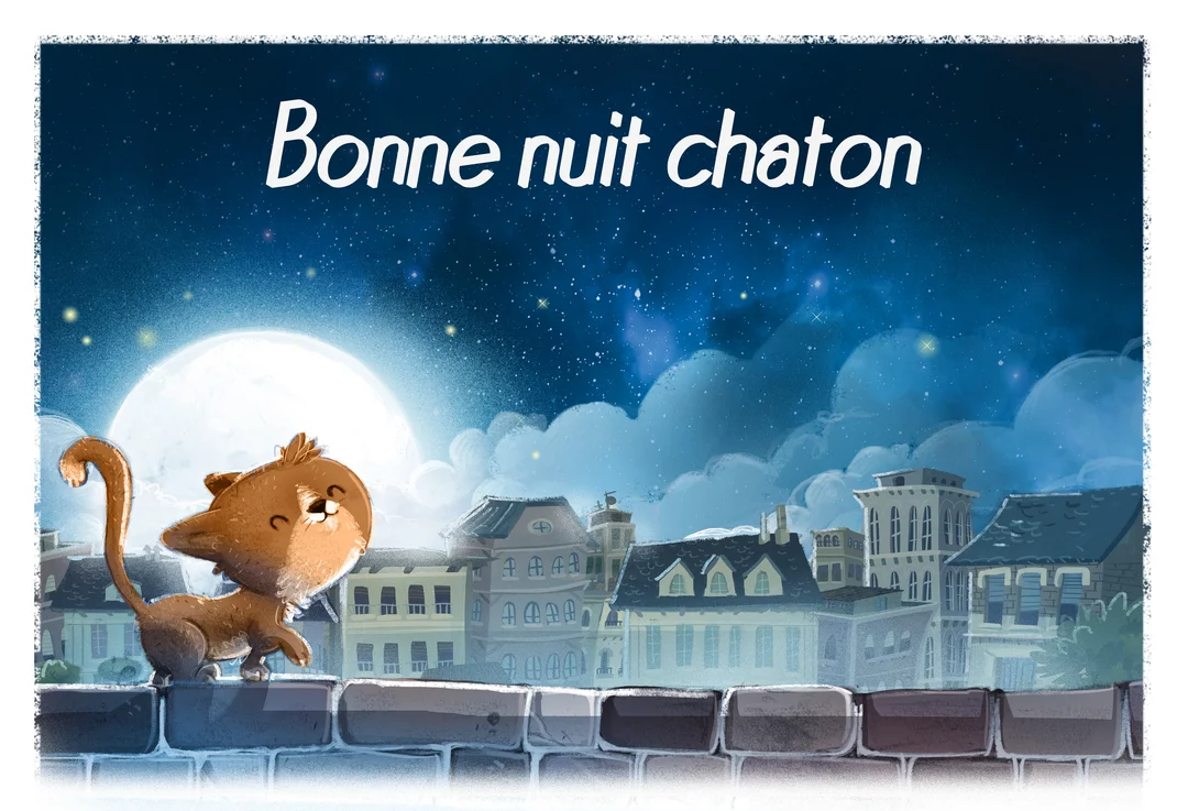 Un adorable chaton roux se promène sur un muret, sous un ciel nocturne étoilé dominé par une grande lune brillante au-dessus d'une ville.