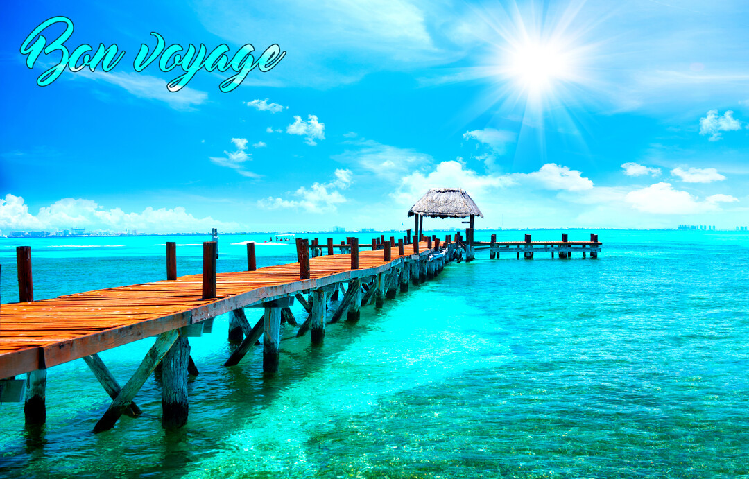 Paysage tropical montrant un ponton en bois menant à une cabane au-dessus d'une mer turquoise, sous un ciel bleu avec un soleil brillant.