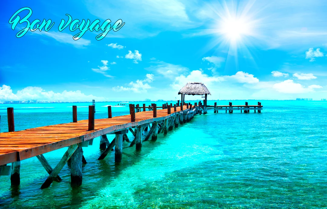 Paysage tropical montrant un ponton en bois menant à une cabane au-dessus d'une mer turquoise, sous un ciel bleu avec un soleil brillant.