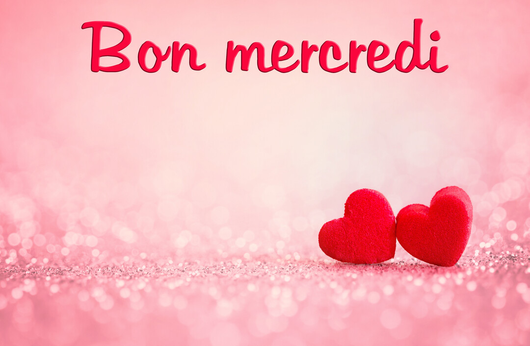 Texte 'Bon mercredi' au-dessus de deux cœurs rouges en tissu posés sur une surface scintillante rose avec un arrière-plan flou.