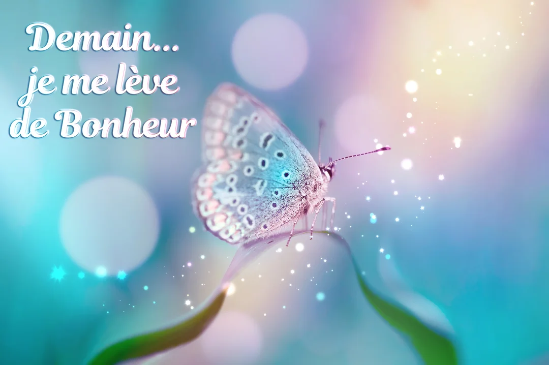 Un papillon aux ailes bleues et argentées est posé sur une feuille verte, sur un fond onirique et coloré avec des effets de lumière scintillante.