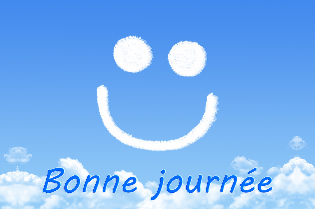 Un visage souriant composé de nuages flotte dans un ciel bleu clair, au-dessus du message 'Bonne journée' et d'un parterre nuageux.