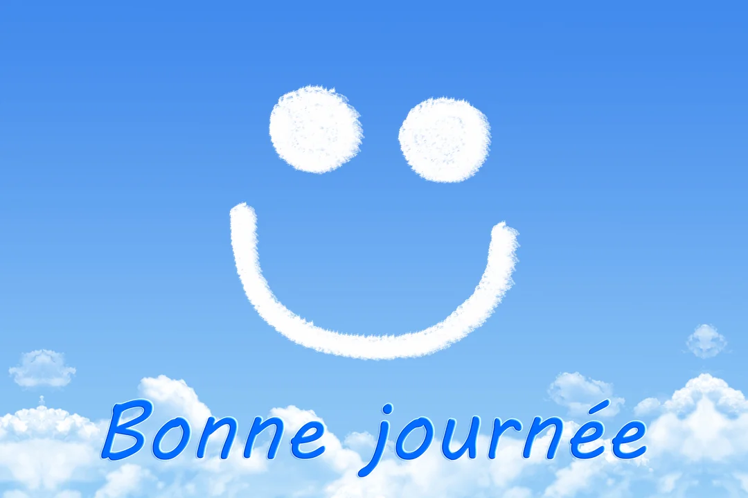 Un visage souriant composé de nuages flotte dans un ciel bleu clair, au-dessus du message 'Bonne journée' et d'un parterre nuageux.