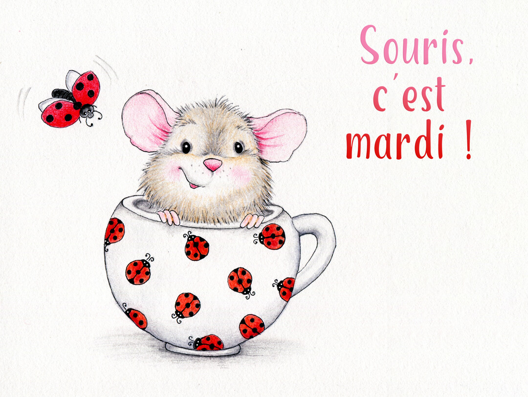 Une petite souris grise et rose sourit à l'intérieur d'une tasse blanche à motifs de coccinelles, avec une coccinelle volant à côté.