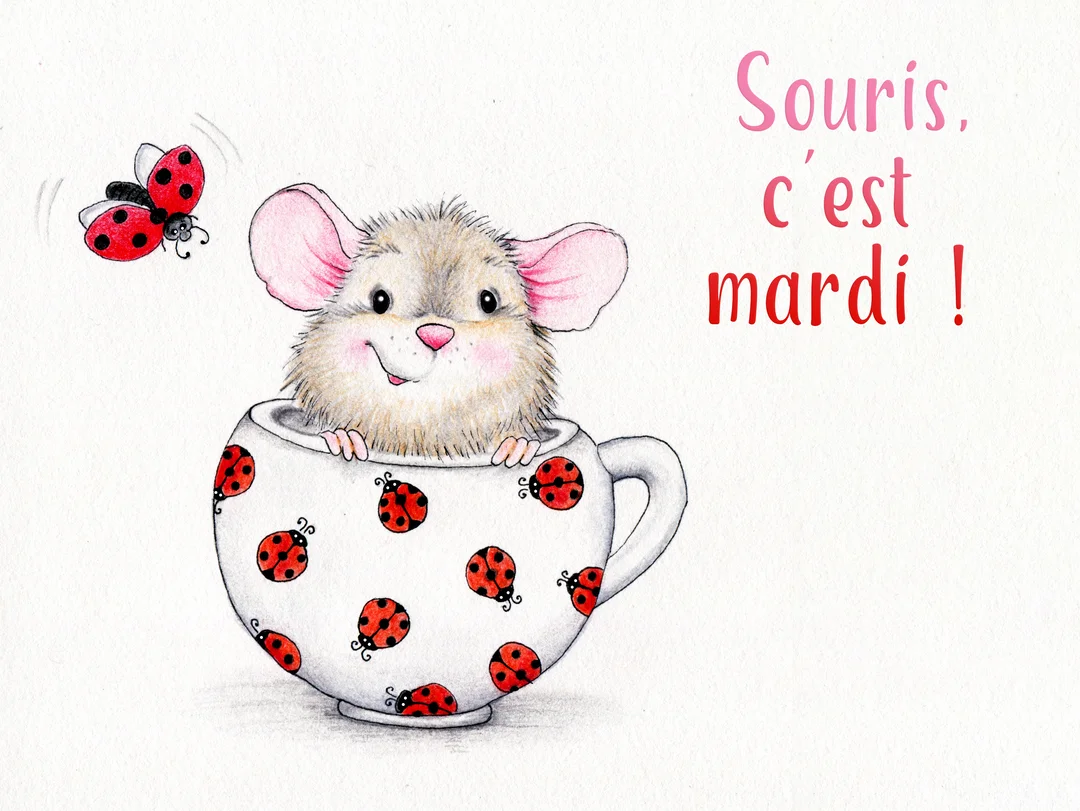 Une petite souris grise et rose sourit à l'intérieur d'une tasse blanche à motifs de coccinelles, avec une coccinelle volant à côté.