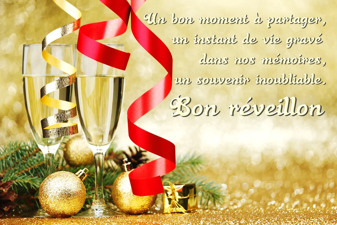 Deux flûtes de champagne sont posées devant un fond doré scintillant, avec des boules de Noël, des rubans et des branches de sapin.