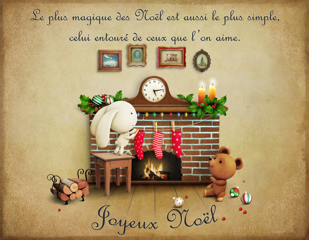 Dans une scène de Noël au style rétro, un lapin et un ours en peluche décorent une cheminée chaleureuse avec des chaussettes.