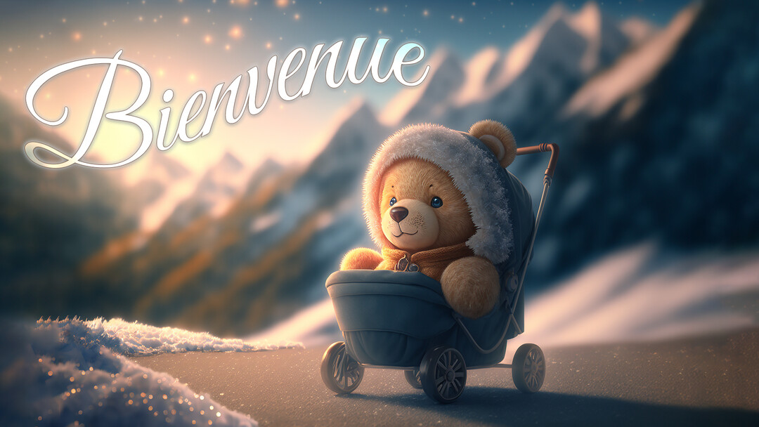 Un ourson en peluche brun, coiffé d'un bonnet d'hiver, sourit depuis sa poussette bleue dans un paysage montagneux et enneigé au crépuscule.