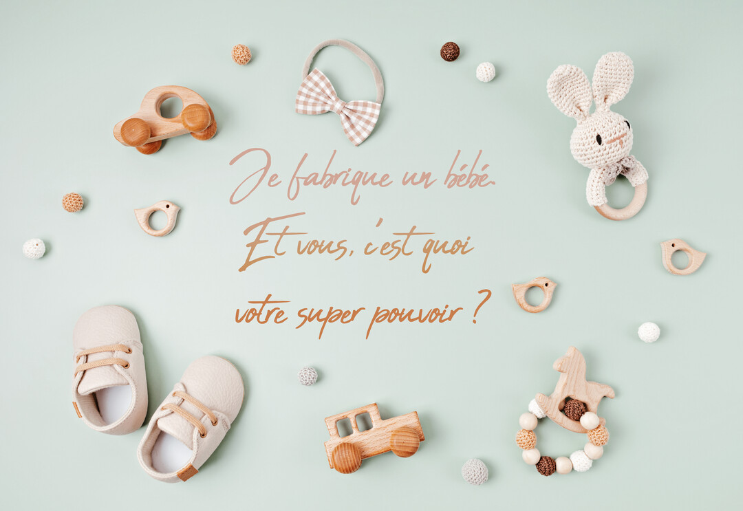Une composition à plat d'accessoires de bébé, comme des jouets en bois et des chaussons, sur un fond vert d'eau avec un texte central.