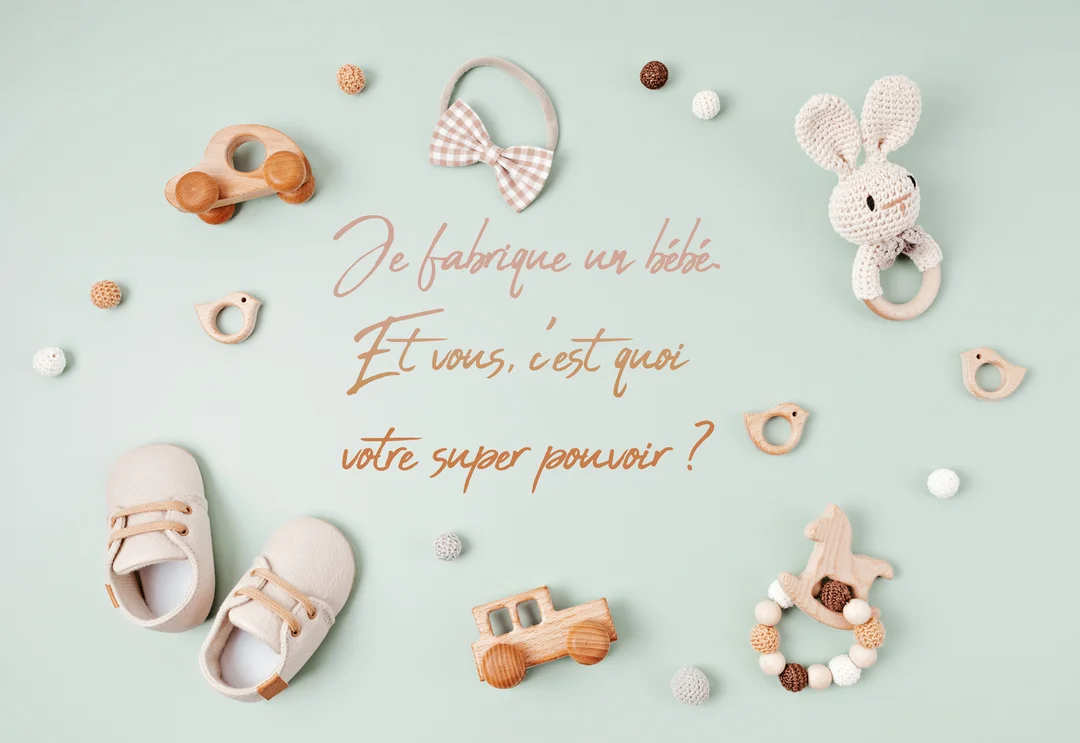 Une composition à plat d'accessoires de bébé, comme des jouets en bois et des chaussons, sur un fond vert d'eau avec un texte central.