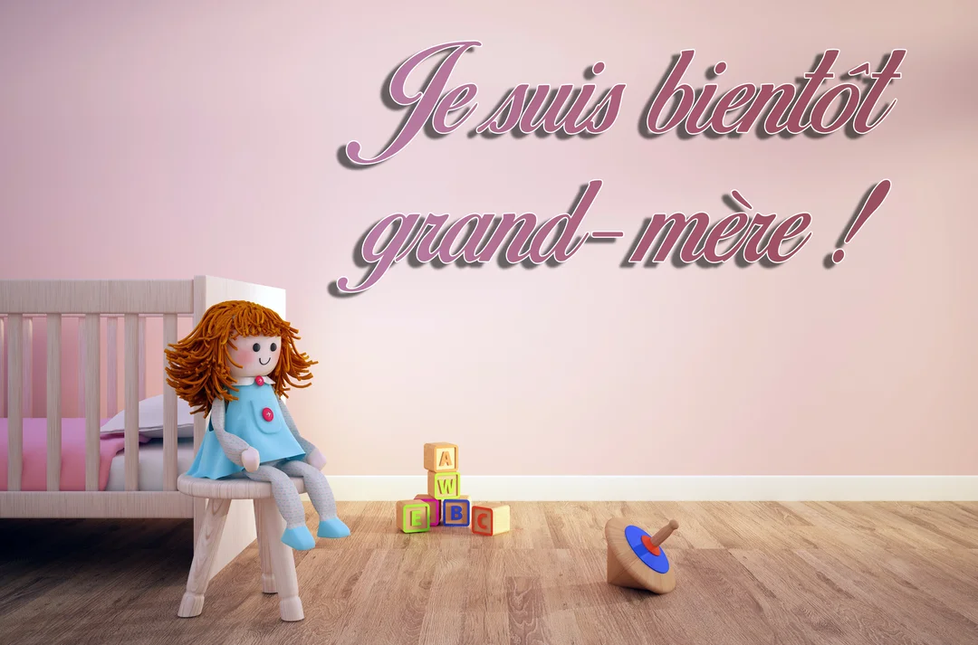 Une chambre d'enfant rose avec un berceau, une poupée de chiffon, des cubes et une toupie, illustrant l'attente d'une naissance imminente.