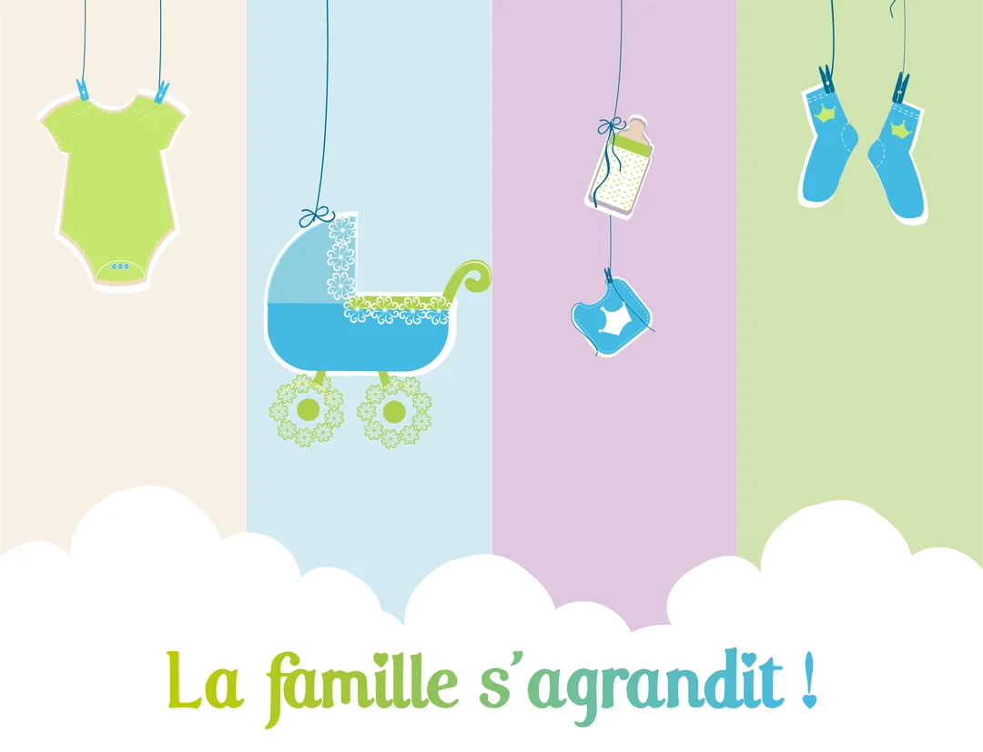 Une illustration colorée d'accessoires de bébé suspendus sur un fond pastel, avec le message 'La famille s'agrandit !' écrit sur des nuages en bas.