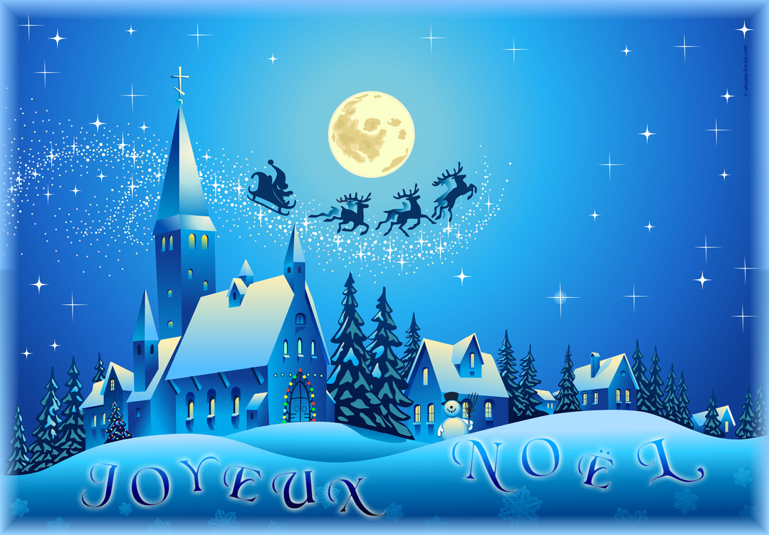 Une illustration nocturne d'un village de Noël enneigé avec une église, dominé par une pleine lune et le traîneau du Père Noël.