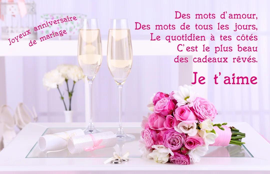 Une scène festive pour un anniversaire de mariage montrant deux flûtes de champagne, des alliances et un bouquet de roses sur une table blanche.