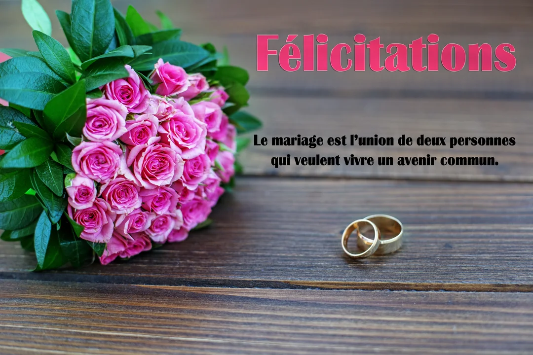Sur une surface en bois, un bouquet de roses roses jouxte deux alliances dorées, avec le texte 'Félicitations' écrit en rose.