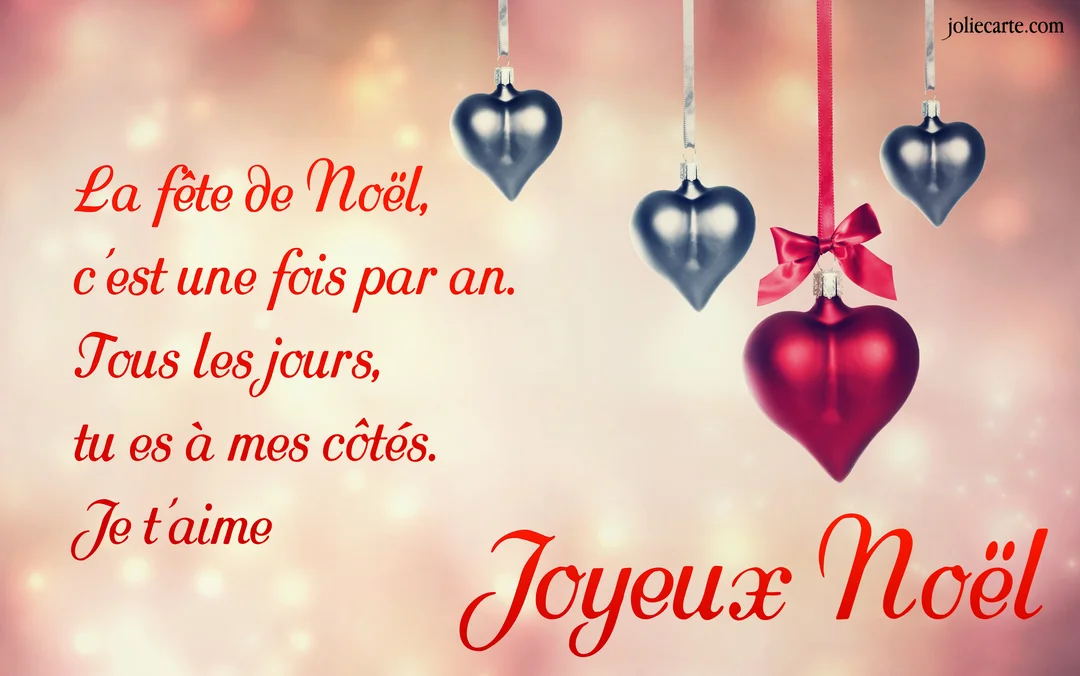 Plusieurs décorations de Noël en forme de cœur, une rouge et les autres argentées, pendent devant un fond lumineux et flouté.