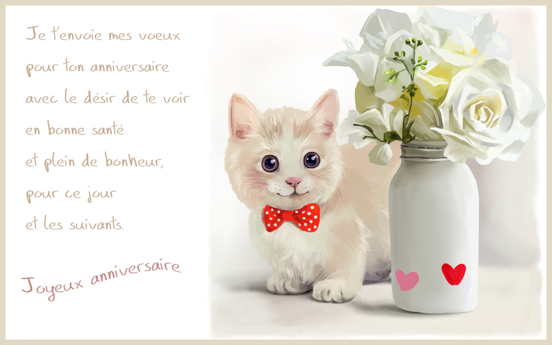 Un chaton couleur crème aux grands yeux, portant un nœud papillon rouge, est assis à côté d'un vase blanc rempli de fleurs blanches.