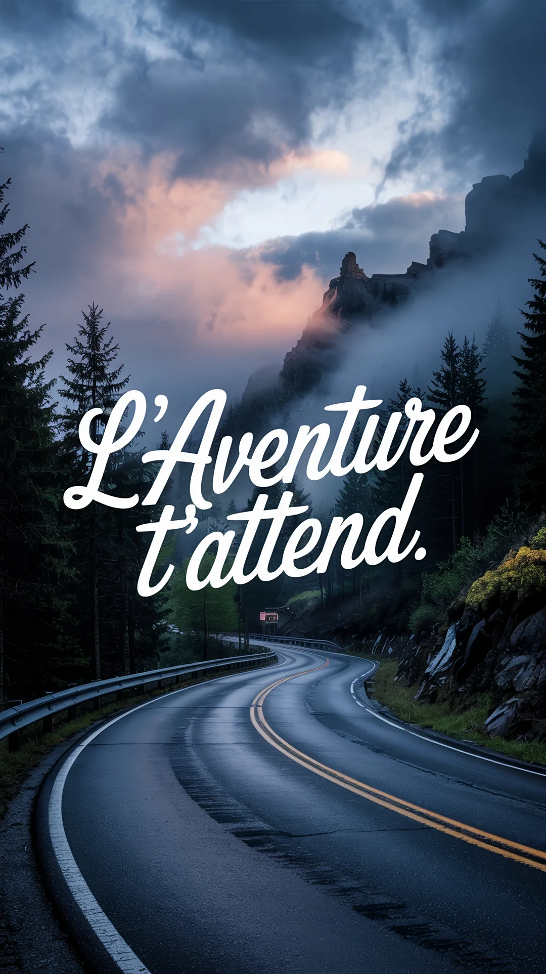 Une photographie d'une route de montagne mouillée qui serpente à travers une forêt de conifères sous un ciel dramatique au crépuscule.