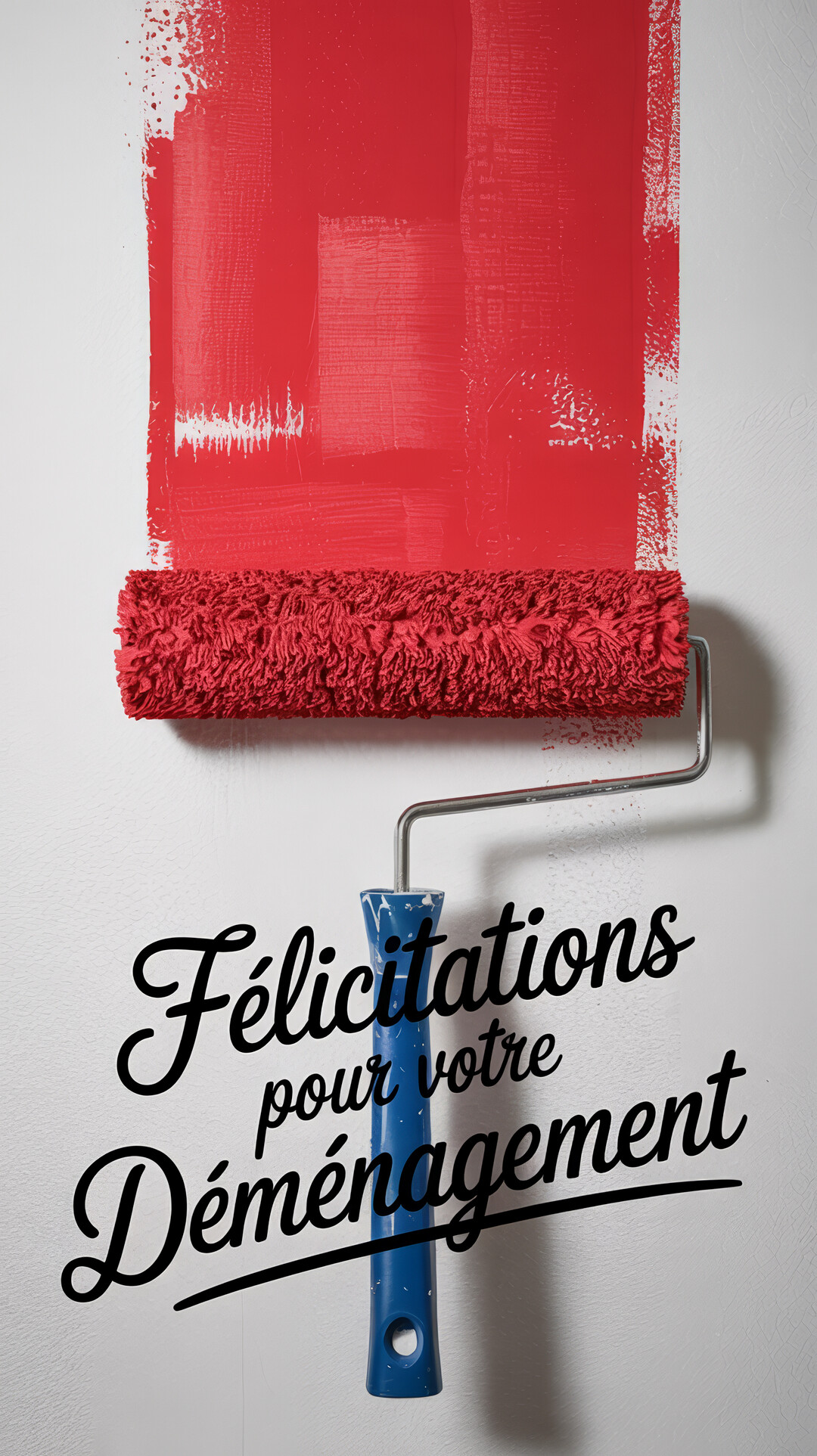 Un rouleau de peinture avec un manche bleu, couvert de peinture rouge vif, est posé contre un mur blanc fraîchement peint.