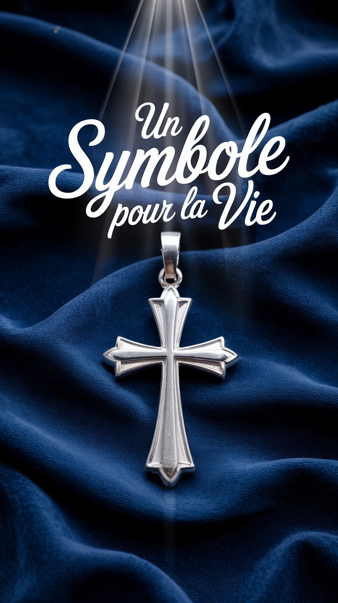 Gros plan sur un pendentif en forme de croix en argent reposant sur un drapé de velours bleu marine, sous un rai de lumière.