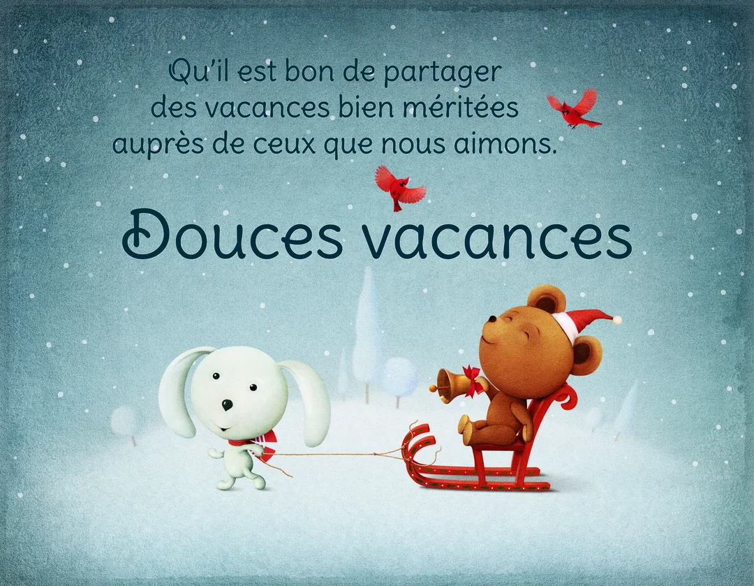 Dans un paysage enneigé, un petit chien blanc tire un ours brun souriant assis sur un traîneau rouge sous des flocons de neige.