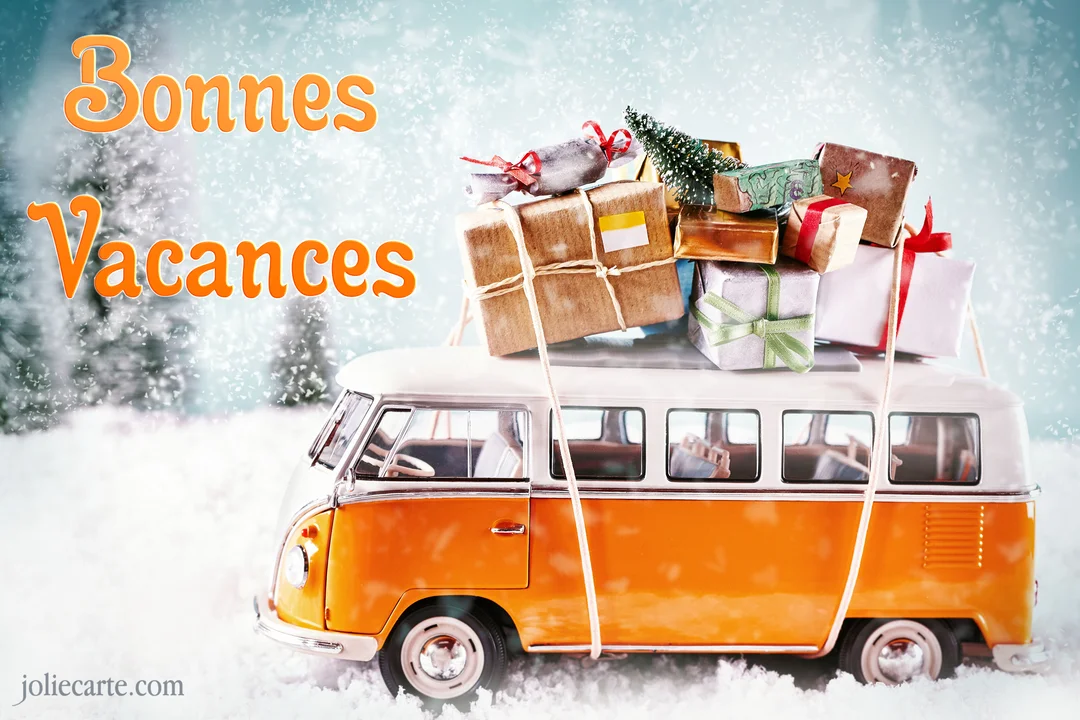 Un combi Volkswagen miniature orange et blanc roule dans un décor enneigé, avec une pile de cadeaux de Noël attachés sur son toit.