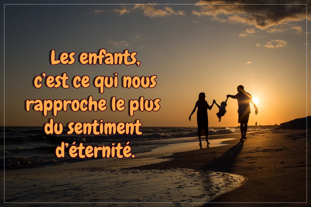 En contre-jour au coucher du soleil, la silhouette de parents se promenant sur la plage avec leur enfant qu'ils balancent joyeusement entre eux.