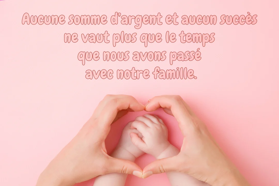 Sur un fond rose, des mains de parent encadrent tendrement en forme de cœur les petites mains d'un nourrisson, symbolisant l'amour familial.