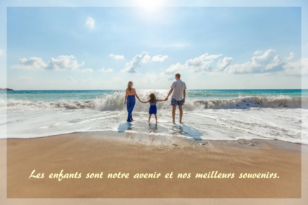 Vue de dos, des parents et leur fille se tiennent la main sur une plage ensoleillée, regardant les vagues de l'océan.