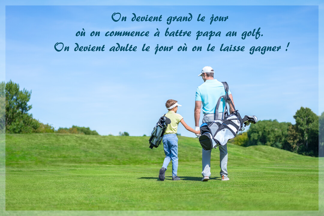 Vue de dos, un père et son jeune fils se tiennent la main en marchant sur un green de golf ensoleillé, chacun portant son sac.