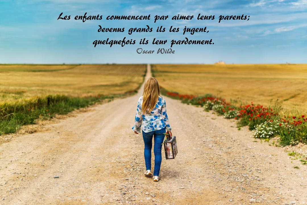 Une jeune femme blonde vue de dos marche sur un chemin de terre infini, tenant une valise, avec une citation d'Oscar Wilde superposée.