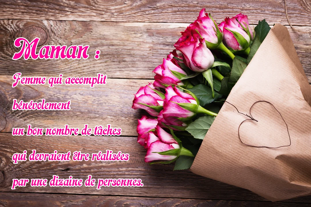 Sur une table en bois, un bouquet de roses bicolores est posé à côté d'un texte définissant une maman avec humour et tendresse.