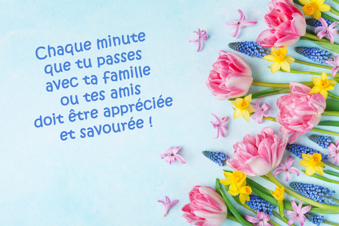 Une composition de fleurs de printemps, dont des tulipes roses, sur fond bleu ciel, à côté d'un texte inspirant sur la famille.