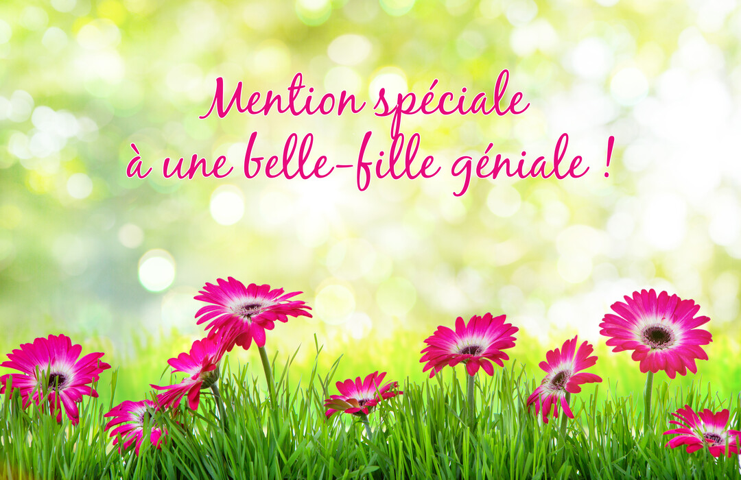 Une composition florale avec des gerberas roses dans l'herbe verte, sous un texte manuscrit rose sur un fond lumineux et flou.