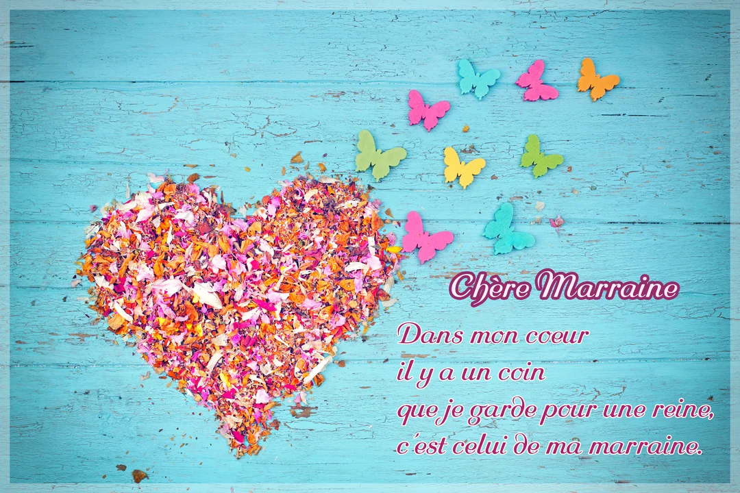 Sur un fond de planches de bois bleu, un cœur fait de pétales multicolores est accompagné de papillons en papier et d'un texte affectueux.