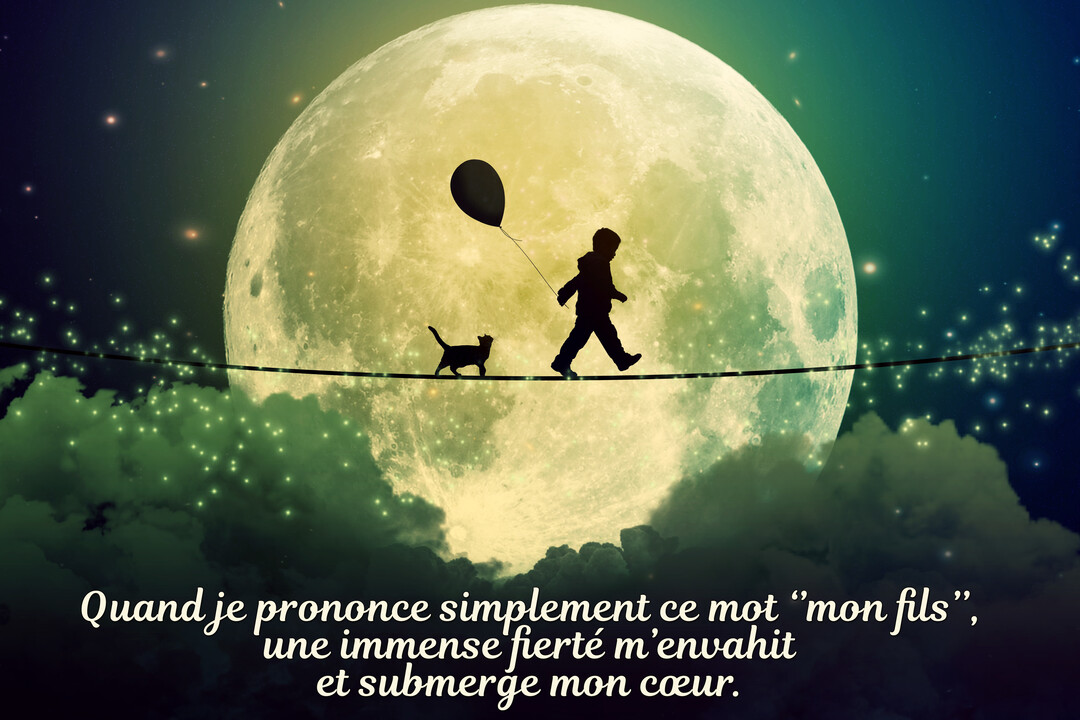 Dans un ciel nocturne étoilé, la silhouette d'un enfant tenant un ballon et d'un chat marche sur un fil devant une pleine lune.
