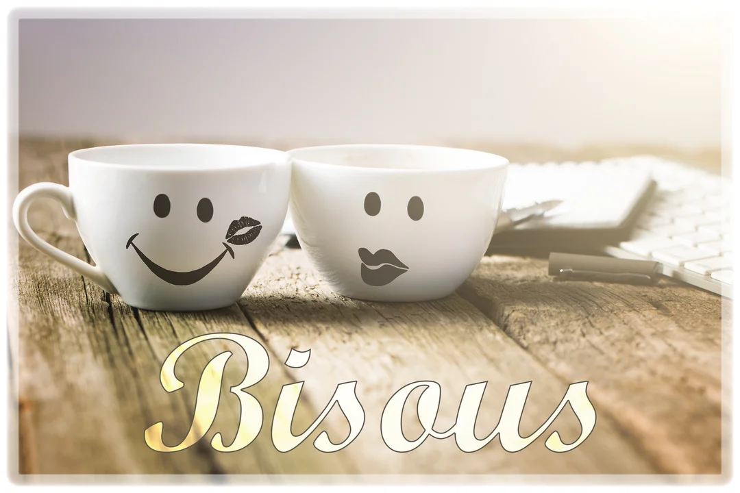 Deux tasses à café personnifiées, côte à côte sur une table en bois rustique, l'une souriant avec une marque de baiser sur sa joue.