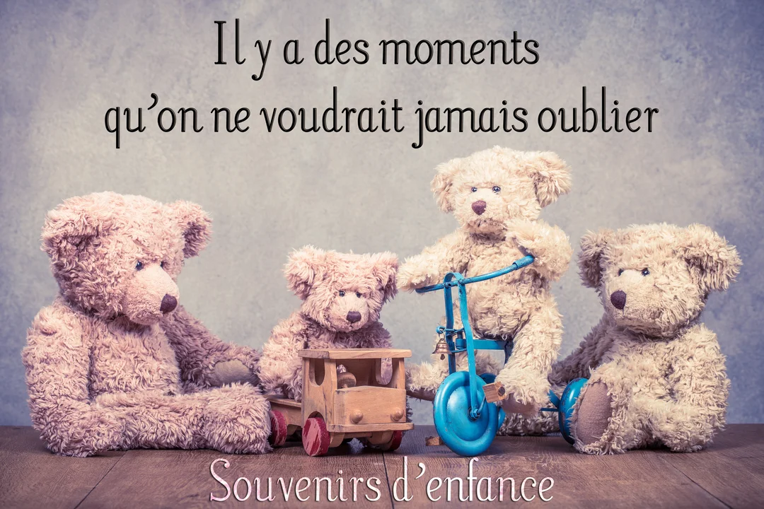 Une scène photographique de style rétro montrant une famille d'oursons en peluche beiges jouant avec un tricycle bleu et un chariot en bois.
