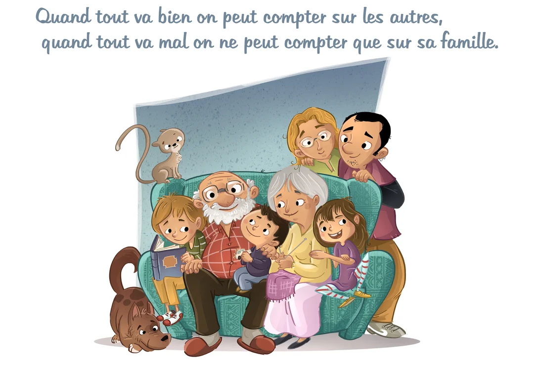 Une illustration colorée montre une famille multigénérationnelle souriante, accompagnée d'un chien et d'un singe, confortablement installée sur un grand canapé vert.