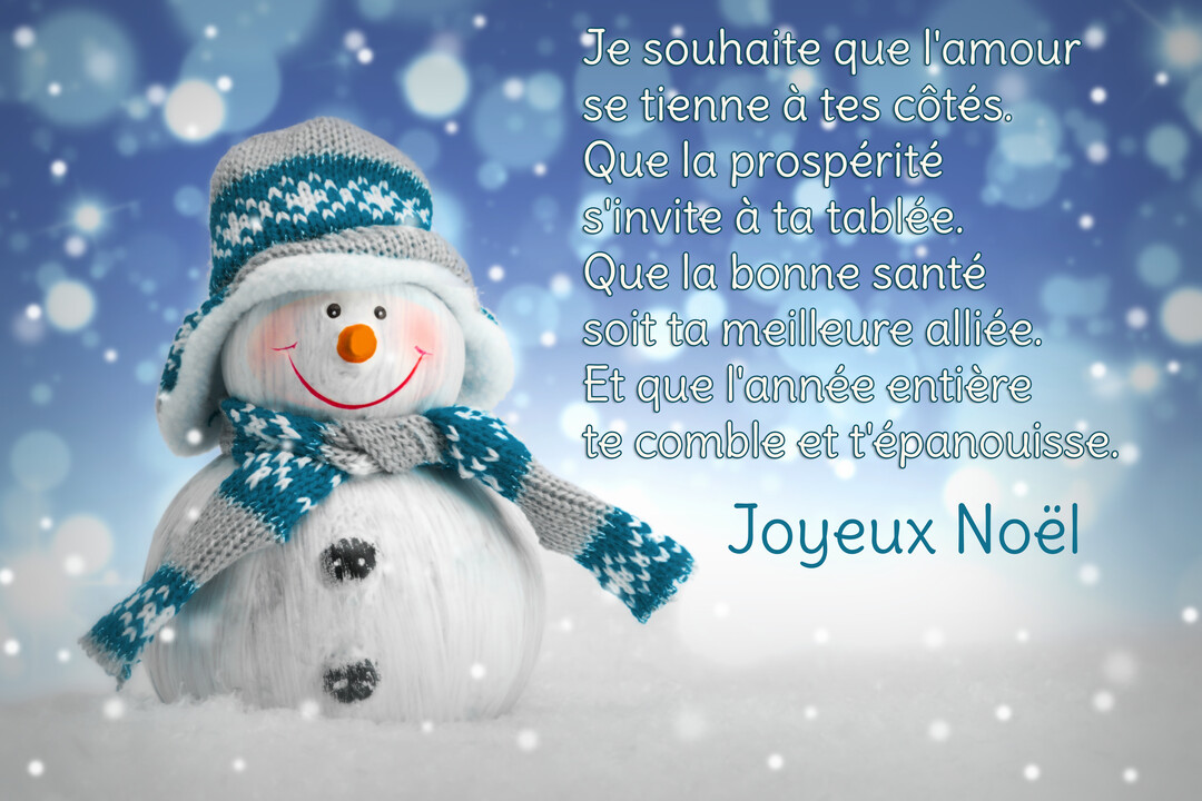 Un adorable bonhomme de neige souriant, coiffé d'un bonnet et d'une écharpe tricotés, est assis dans la neige sous un ciel bleu bokeh.