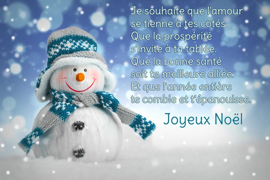 Un adorable bonhomme de neige souriant, coiffé d'un bonnet et d'une écharpe tricotés, est assis dans la neige sous un ciel bleu bokeh.
