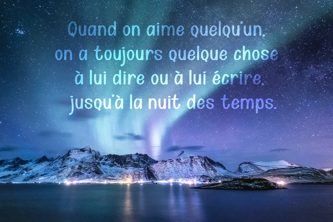 Une citation d'amour est superposée à une photo de montagnes enneigées se reflétant dans l'eau, sous un ciel nocturne étoilé avec aurores boréales.