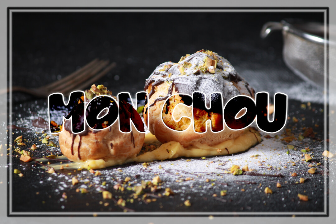 Deux choux à la crème nappés de chocolat, saupoudrés de sucre glace et de pistaches, avec le texte 'Mon Chou'.